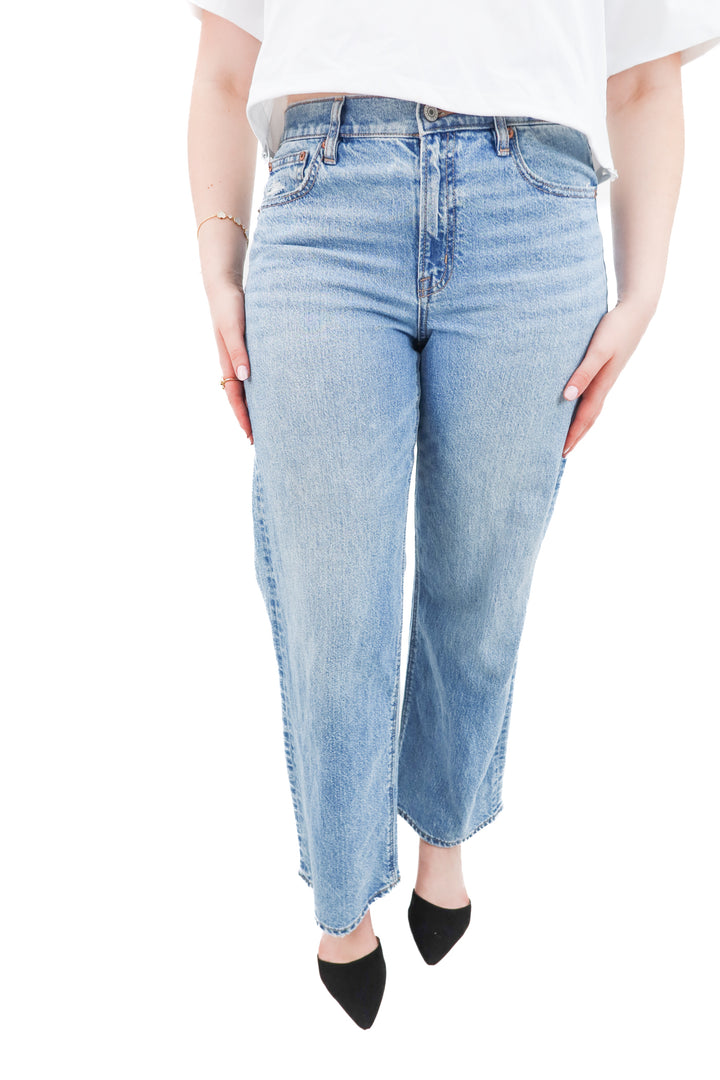 american eagle strigid light wash frayed hem jeans (8; retail $70)