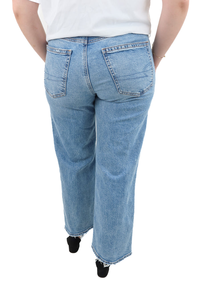american eagle strigid light wash frayed hem jeans (8; retail $70)