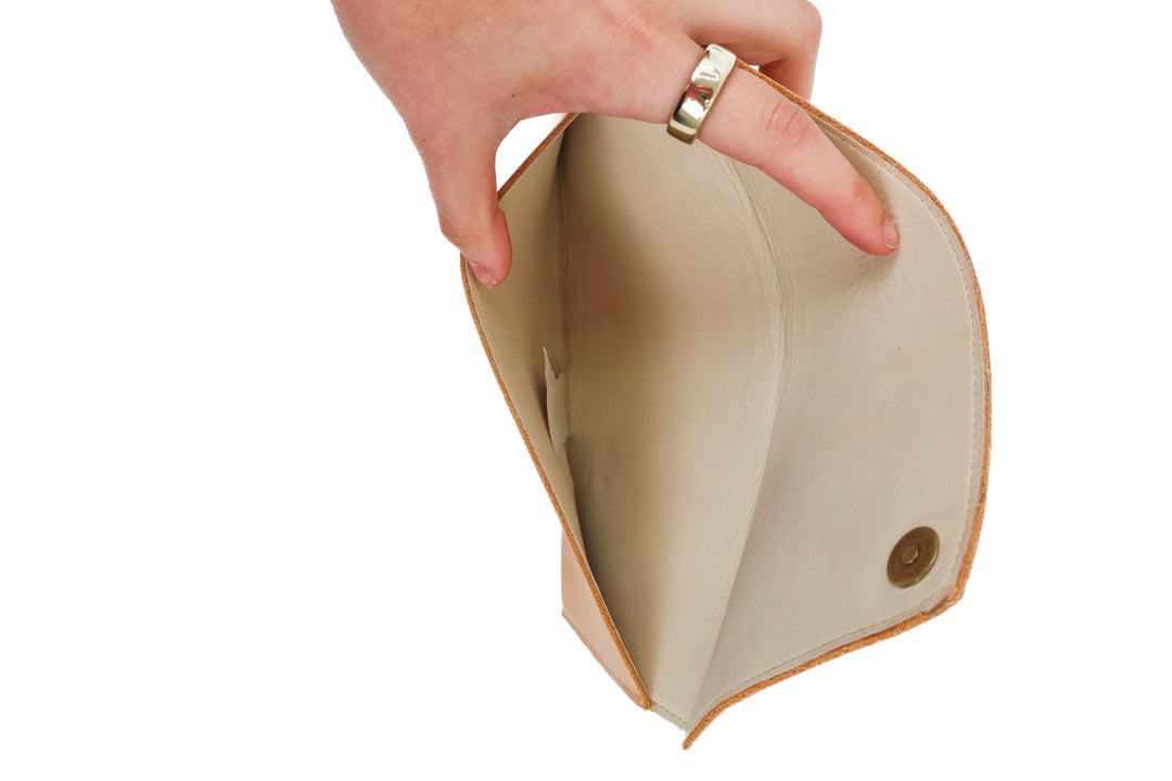 nisolo tan evenlope clutch