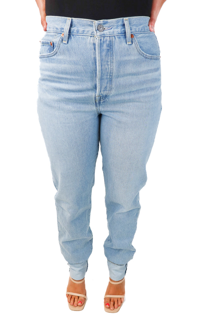 SOLD levis light wash cuffed jeans (29)